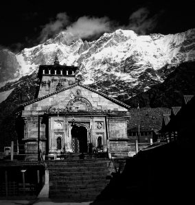 kedarnath-temple-and-mountain